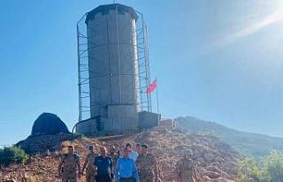 Kaymakam Tutkan, bayram namazını emniyet kulesinde...