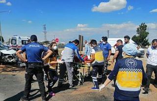 Kayseri’de minibüs aydınlatma direğine çarptı:...