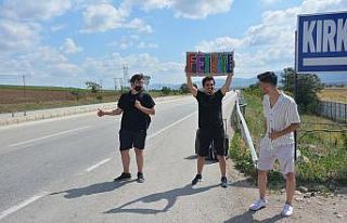 Kayseri’den Fethiye’ye otostopla tatile gidiyorlar