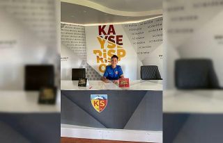 Kayserispor 3 futbolcuyu profesyonel yaptı