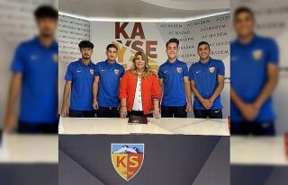Kayserispor 4 oyuncuyla profesyonel sözleşme imzaladı