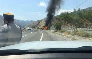 Kaza sonrası alev topuna dönen otomobil korku dolu...