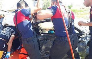 Kaza sonrası araçta sıkışanlar ekipler tarafından...