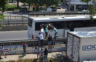 Kaza yapan otobüsün kapıları açılmayınca, turistler...