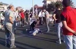 Kaza yerinden geçen sağlık görevlisinin kalp masajı...