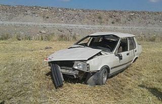 Kazada hurdaya dönen Tofaş marka otomobilde 2 kişi...