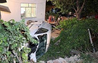 Kazada şoka giren yaralı kardeşleri el ele tutuşturup...