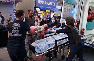 Kediyi görüp annesinin elinden yola fırlayan çocuğa...