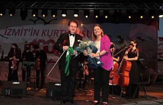 Keman virtüözü Cihat Aşkın, İzmit’te sahneye...