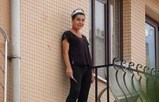 Kendine bıçakla zarar veren hemşireyi polis ikna...