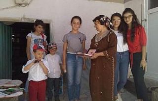 Kendisi okuyamadığı için kitapları topluyor çocuklara...