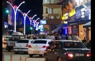 Kendisine bıçak çeken kişiyi kelepçeleyerek ile...