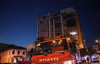 Kent meydanında çatıya çıktı, kalabalık yaşananları...