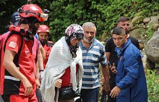 Kepçe kovası ile kurtarılan vatandaşlar: "Bu...