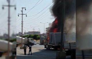 Kimyasal madde yüklü tır alev alev yandı