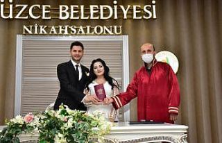 Kısıtlamadan çıkan, nikah salonuna koştu