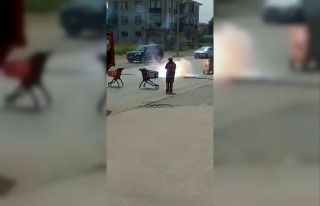 Kıvılcımlar saçarak yolun ortasına düşen elektrik...