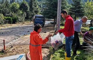 Kızılay Rize’de selden etkilenen vatandaşlar...