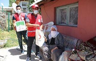 Kızılay’dan 2 aileye gıda yardımı