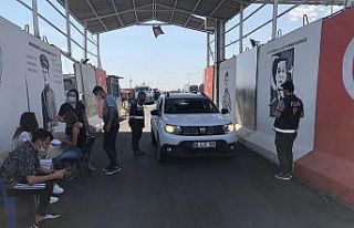 Kızıltepe’de polis kontrol noktasında sürücülerin...