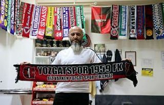 Koleksiyonunda 80 takımın atkısı var