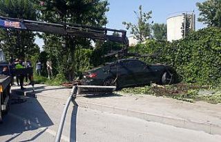 Kontrolden çıkan araç kaldırıma çıkıp, aydınlatma...