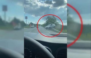 Kontrolden çıkan otomobil bariyerlerde asılı kaldı