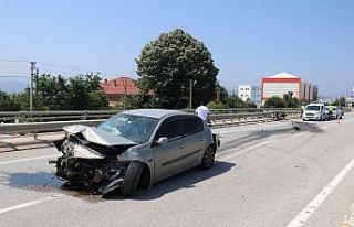 Kontrolden çıkan otomobil bariyerlere çarptı:...