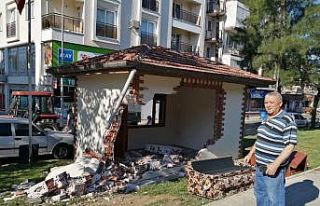 Kontrolden çıkan otomobil muhtarlık binasına çarptı