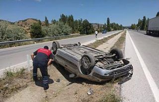 Kontrolden çıkan otomobil orta refüje devrildi:...
