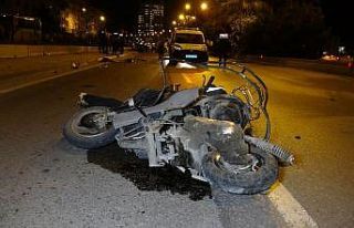 Kontrolden çıkan otomobil trafik polisi ve motosiklete...