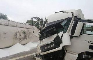 Kontrolden çıkan soda yüklü tır devrildi: 2 yaralı