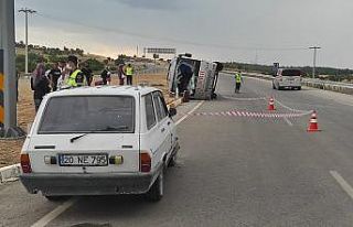 Kontrolsüz şekilde yola çıkan otomobile çarpan...
