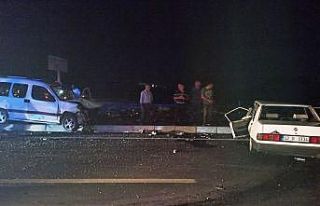 Konya’da otomobil ile hafif ticari araç çarpıştı:...