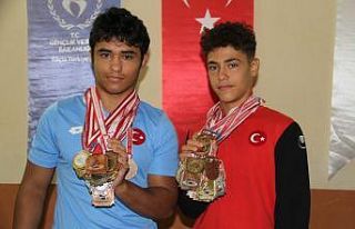 Konyalı milli güreşçi kardeşlerin yıldızı...