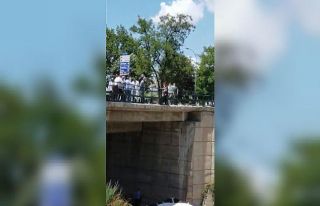 Köprüden atlamak isteyen genç kızın kurtarılmasını...