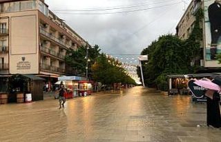 Kosova’da cadde ve sokaklar göle döndü