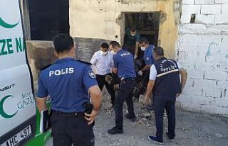 Kötü kokuların yayıldığı metruk binadan erkek...
