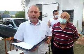 Köy muhtarı, evleri ve tarlaları dolaşıp, vatandaşları...