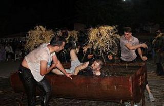 Köyde bahşişi veren ıslanmaktan kurtuluyor