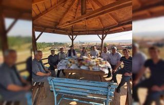 Köylülerle kahvaltıda buluştu