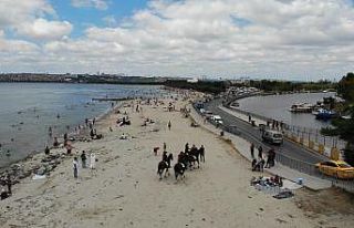 Küçükçekmece’de atlı polislerden Menekşe Plajı’nda...