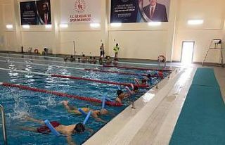 Kula’da 800 öğrenciye yüzme kursu