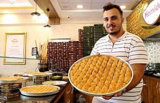 Kurban Bayramı öncesi baklava ustalarının mesaisi...