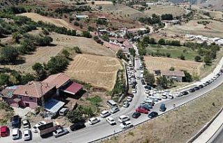 Kurban kesmek için akın ettiler, uzun araç kuyrukları...