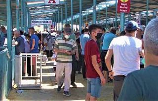 Kurbanlık son güne kalınca pazarda yoğunluk oluştu