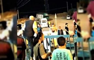 Kurbanlıklarını kesebilmek için kapıların üzerinden...