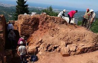 Kurul Kalesi’nde 2 bin 300 yıllık silah deposu