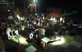 Kuşadası’nda eğlence bayramda tavan yaptı