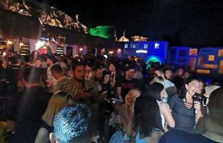 Kuşadası’nda eğlence mekanları doldu taştı